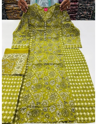 Dark Green Pure Cotton Plus Size Co-ord Set with V-Neck &amp; Moti Work (4XL-8XL)